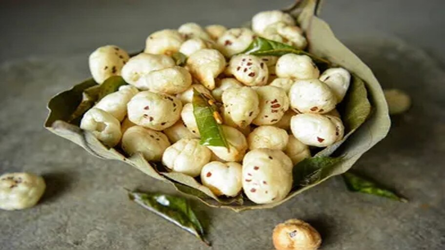 Makhana Benefits: मखाने में छिपे हैं कई स्वास्थ के राज़; जवान और शादीशुदा मर्द ज़रूर पढ़ें
