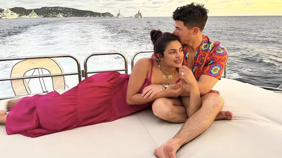 Priyanka Chopra ने शेयर की अपनी बेटी की पहली तस्वीर, फैंस लुटा रहे यूं प्यार Priyanka Chopra ने शेयर की अपनी बेटी की पहली तस्वीर, फैंस लुटा रहे यूं प्यार