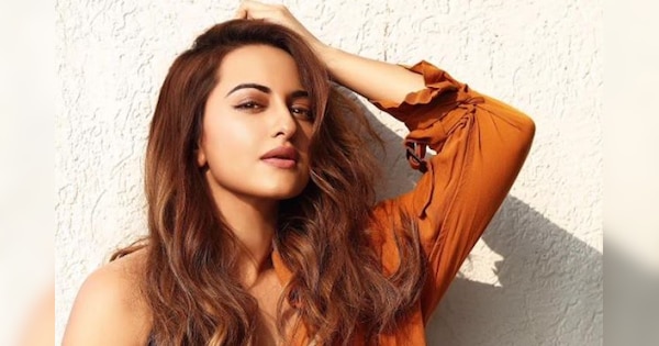 Sonakshi Sinha Got Engaged Flaunts Her Diamond Ring And Share Photos With Mystery Man सोनाक्षी