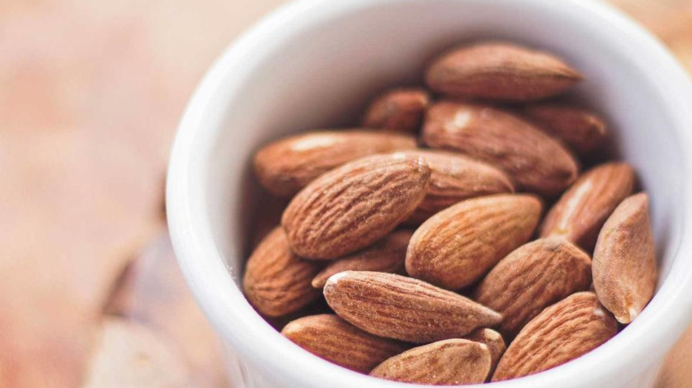 Almonds benefits: शादीशुदा मर्दों के लिए बेहतरीन चीज है बादाम; हर रात ऐसे करें सेवन Almonds benefits: शादीशुदा मर्दों के लिए बेहतरीन चीज है बादाम; हर रात ऐसे करें सेवन