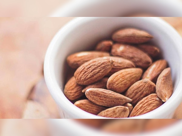 Almonds benefits: शादीशुदा मर्दों के लिए बेहतरीन चीज है बादाम; हर रात ऐसे करें सेवन