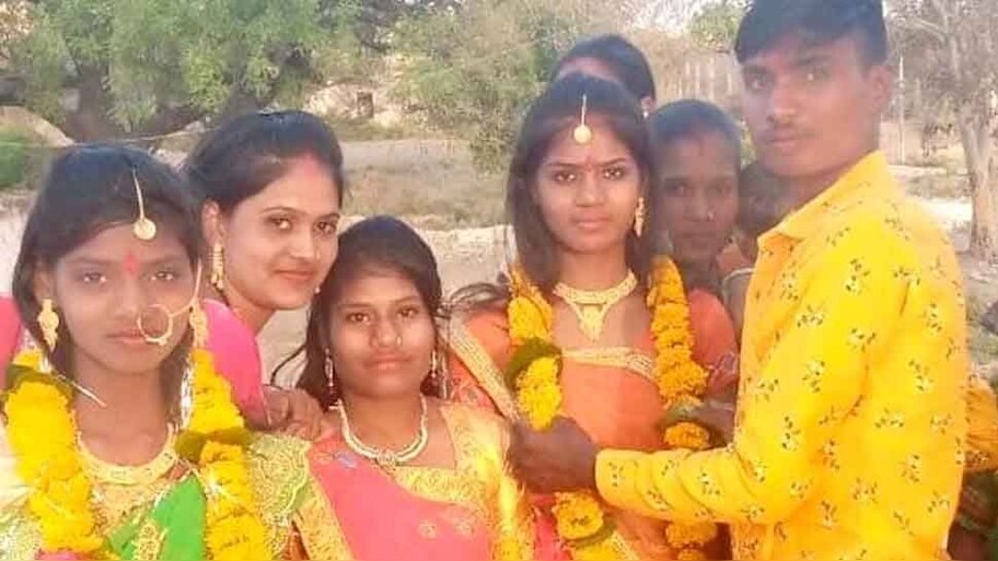  एक मंडप में थी दो बहनों की शादी; बिजली गुल होने से धोखे से बदल गया एक-दूसरे का दूल्हा !