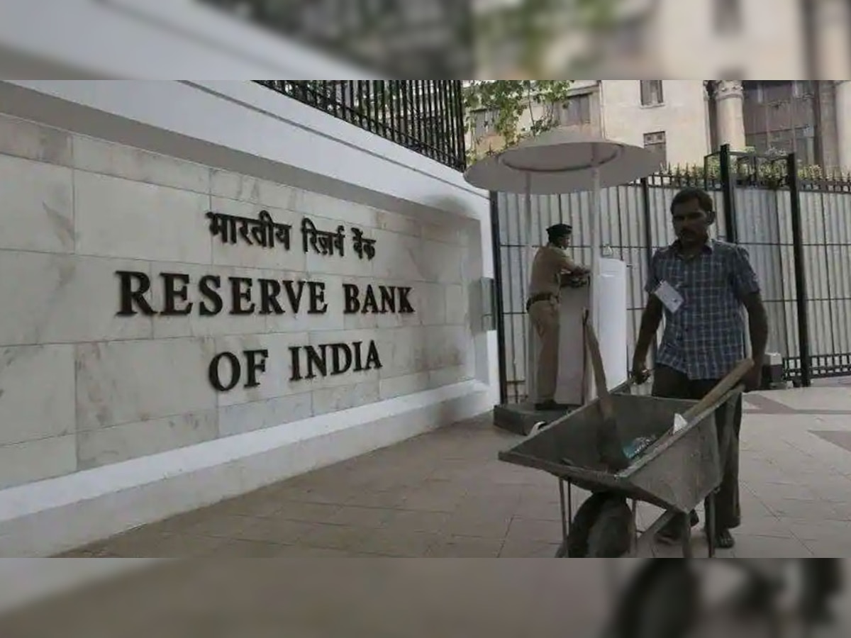 RBI Penalty : RBI ने दो बैंकों पर ठोका 59 लाख का भारी जुर्माना, इनमें कहीं आपका खाता तो नहीं?