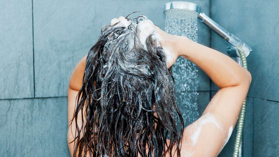 नहाते वक्त कभी न करें ये 4 गलतियां, झड़ने लगेंगे बाल; जल्द आ जाएगा गंजापन