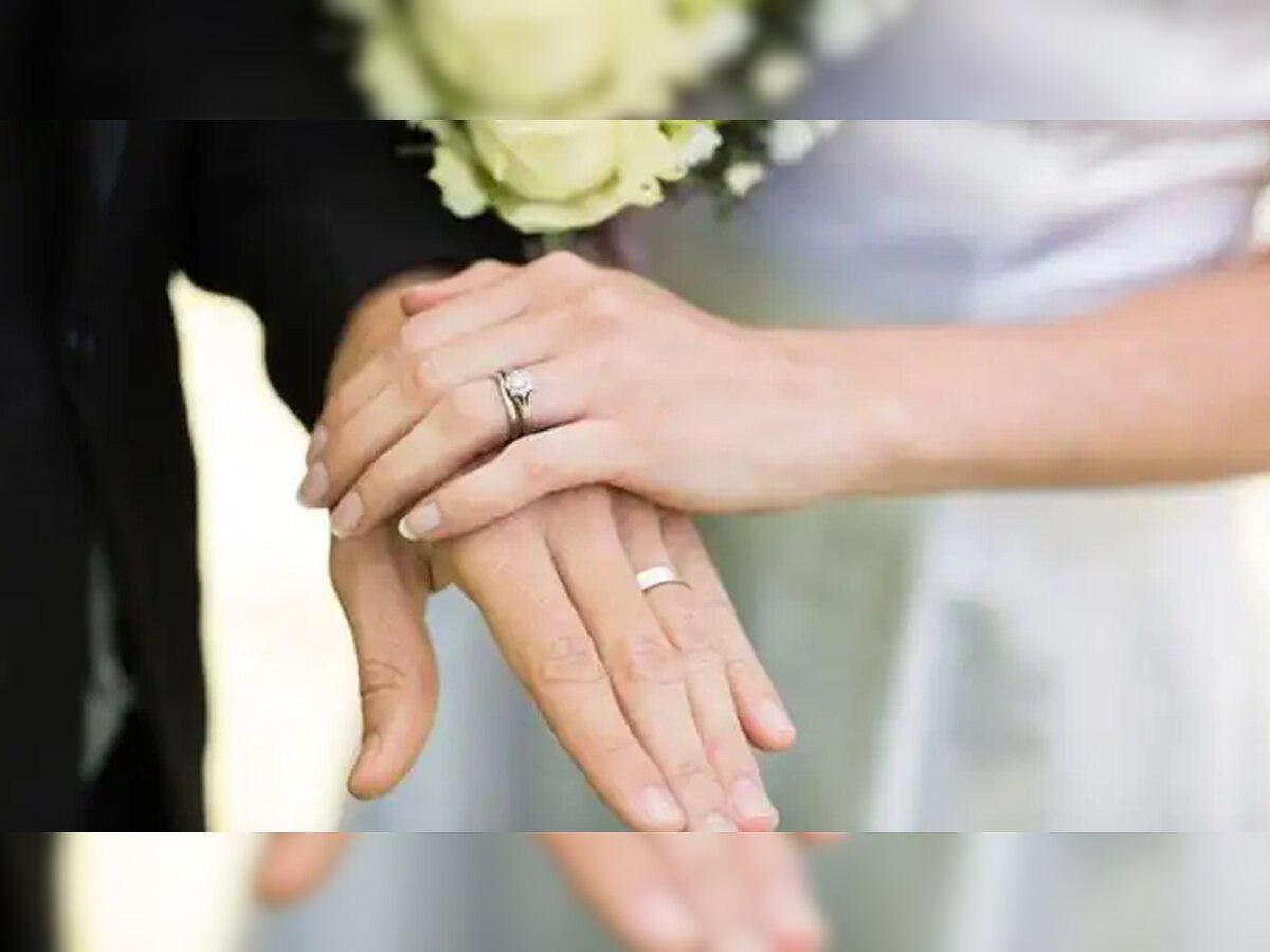 Wedding ring: पति ने शादी पर बनवाई छोटी डायमंड रिंग, गुस्साई पत्नी ने कर डाली ऐसी हरकत