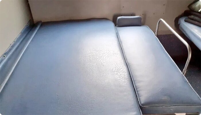 Indian Railway: माताओं के लिए रेलवे की 'अनोखी सौगात', ट्रेन में बच्चों को सुलाना हुआ आसान, जानें- क्या है 'बेबी बर्थ'?