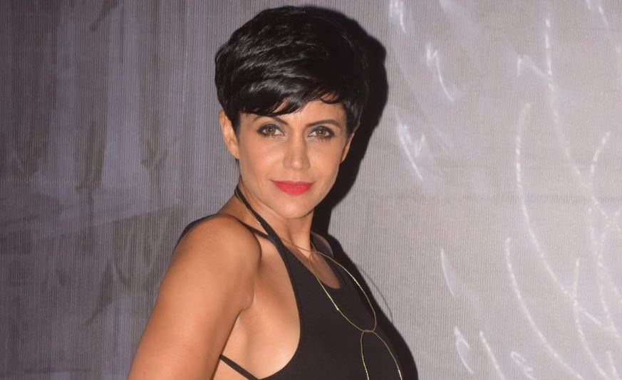 50 की उम्र में Mandira Bedi ने तोड़ी बोल्डनेस की हदें, टू-पीस में दिए ऐसे पोज