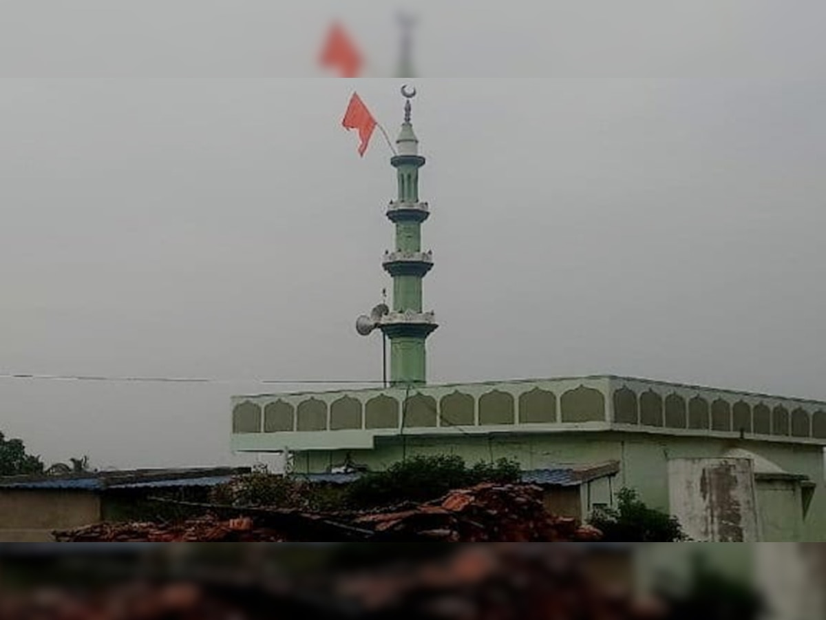 Saffron Flag on Mosque: लाउडस्पीकर विवाद के बीच मस्जिद पर लगा भगवा झंडा, आरोपियों की तलाश में जुटी पुलिस