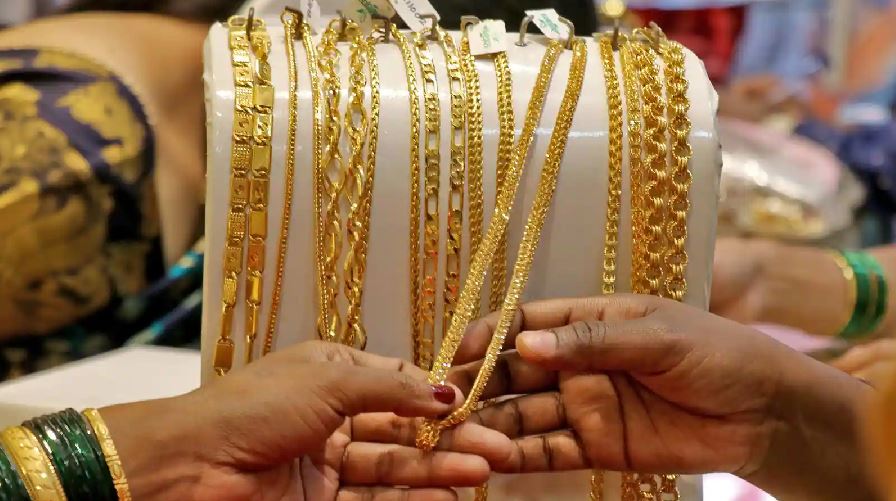 Gold Price: बाजार में सोने की चमक और बढ़ी, जानिए कितने का बिक रहा गोल्ड