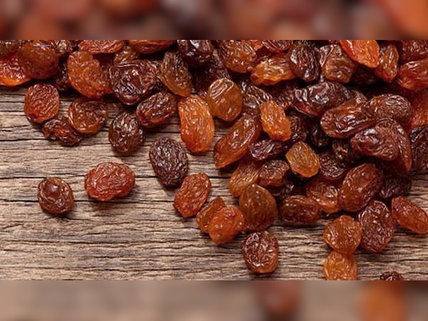 Munakka ke fayde: सुहागरात से पहले दूल्हे को दूध में मिलाकर क्यों दी जाती है मुनक्का? जानें फायदे