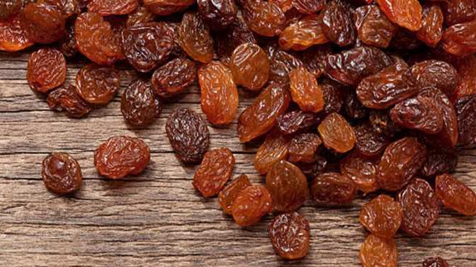 Munakka ke fayde: सुहागरात से पहले दूल्हे को दूध में मिलाकर क्यों दी जाती है मुनक्का? जानें फायदे Munakka ke fayde: सुहागरात से पहले दूल्हे को दूध में मिलाकर क्यों दी जाती है मुनक्का? जानें फायदे