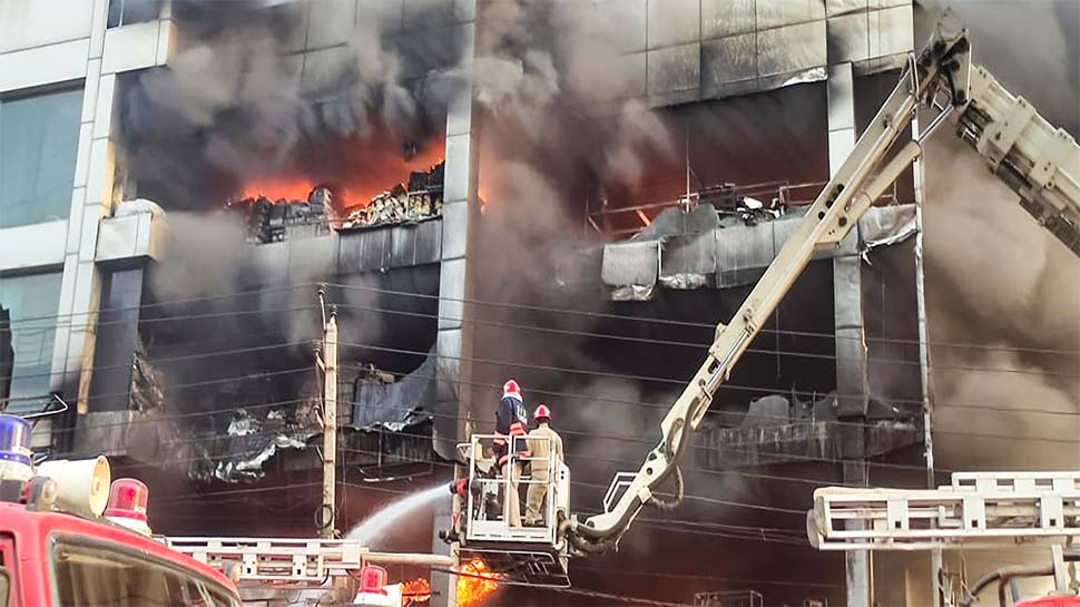 Mundka Fire: बड़ा हादसा! चार मंजिला इमारत जल कर खाक, 26 लोगों की मौत Mundka Fire: बड़ा हादसा! चार मंजिला इमारत जल कर खाक, 26 लोगों की मौत