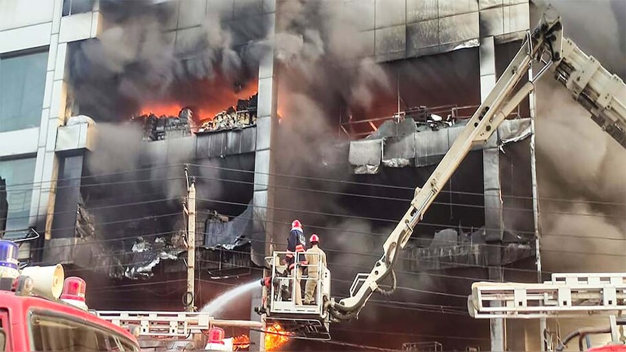 Mundka Fire: बड़ा हादसा! चार मंजिला इमारत जल कर खाक, 26 लोगों की मौत