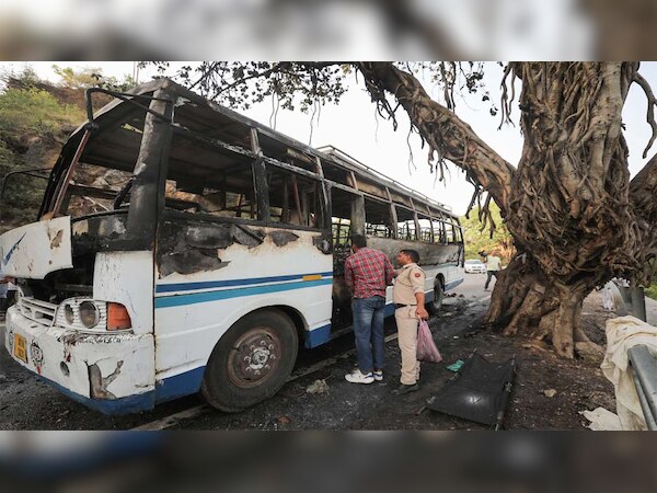 जम्मू-कश्मीर के कटरा में श्रद्धालुओं से भरी बस में आग; 4 लोगों की मौत, दो दर्जन से ज्यादा घायल 