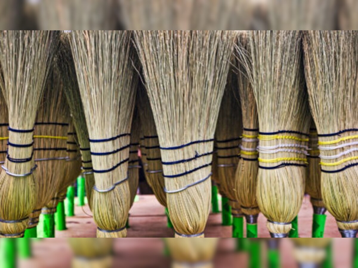 Broom Benefits झाड़ू को क्यों माना जाता है मां लक्ष्मी का स्वरूप, जान