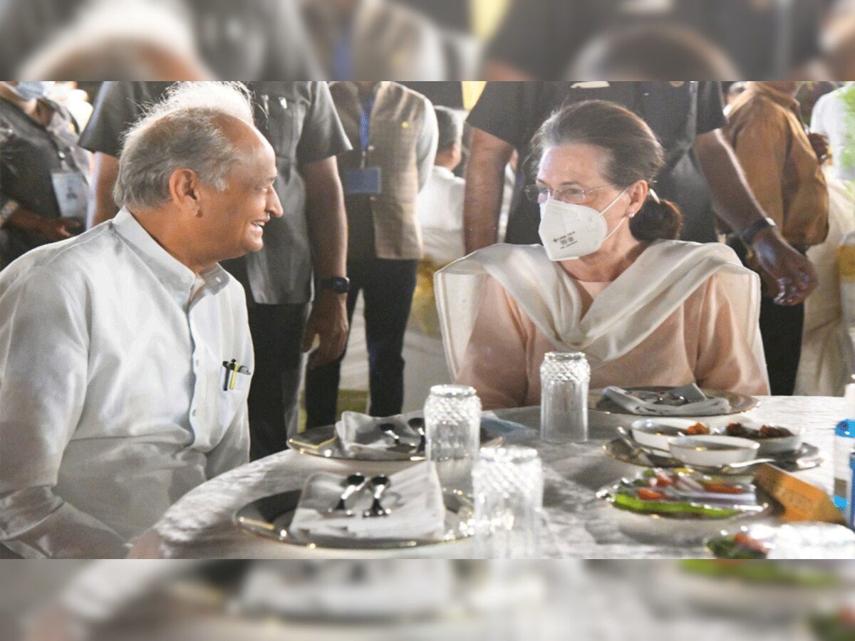 डिनर टेबल पर साथ दिखे सोनिया गांधी और सीएम गहलोत
