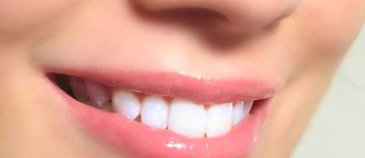 Health tips: पांच खाद्य पदार्थ और फल, जिनके सेवन से चमक जाते हैं दांत