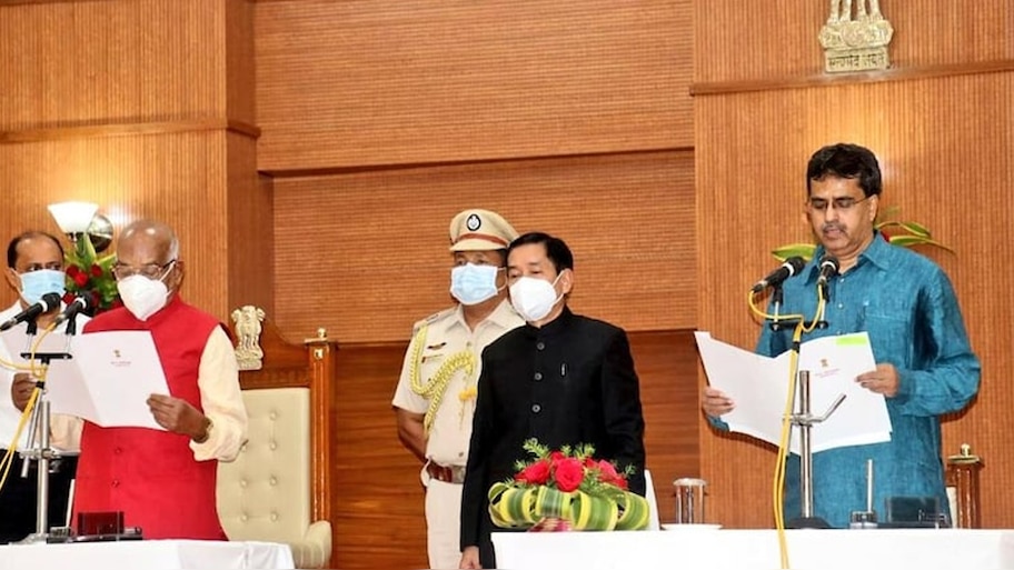 माणिक साहा ने ली त्रिपुरा के नए मुख्यमंत्री की शपथ, जानें नए CM के बारे में