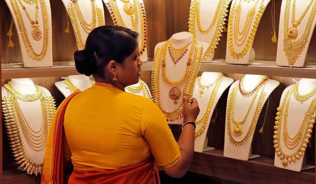 Gold Price: हफ्तेभर में 1 हजार रुपये से ज्यादा सस्ता हुआ सोना, जानिए सोने का ताजा भाव