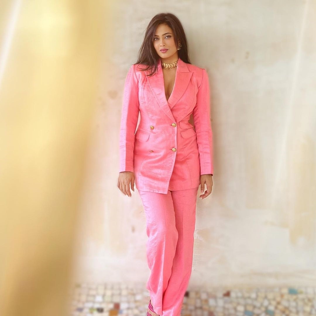 Shweta Tiwari Goes Braless At The Age Of 41 Looks Bold In Coat Pants See Her Bossy Look Here