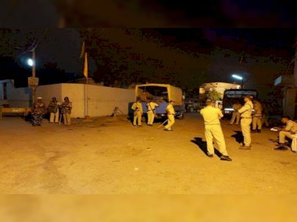 Neemuch Violence: नीमच में दरगाह के पास हनुमान प्रतिमा लगाने को लेकर हुआ बवाल, इलाके में लगाई धारा 144