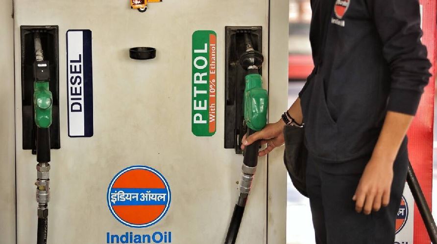 Petrol Price: भारत में मंदी से जूझ रहे श्रीलंका से भी ज्यादा महंगा है पेट्रोल, अब फिर बढ़ने वाली हैं कीमतें