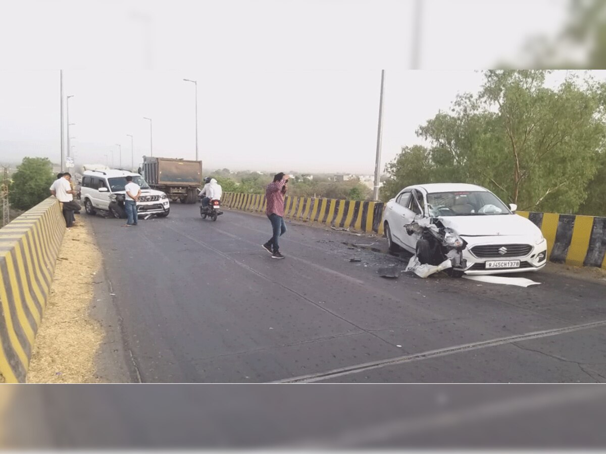 एक नींद की झपकी और पुलिया पर दो गाड़ियां भिड़ी, आगे का हिस्सा चकनाचूर