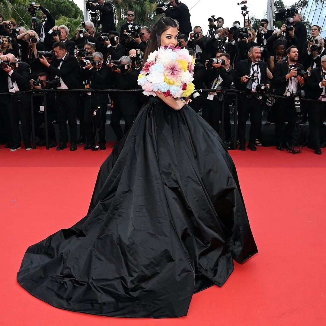 Bachchan Bahu Aishwarya Rai Bachchan Black Gown To Pink Hot Coat And ...