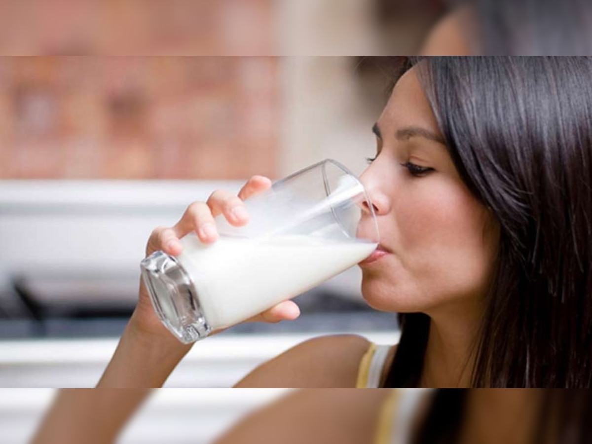 Raw Milk: कच्चा दूध पीना सेहत के लिए फायदेमंद या नुकसानदेह? जान लें क्या है सच