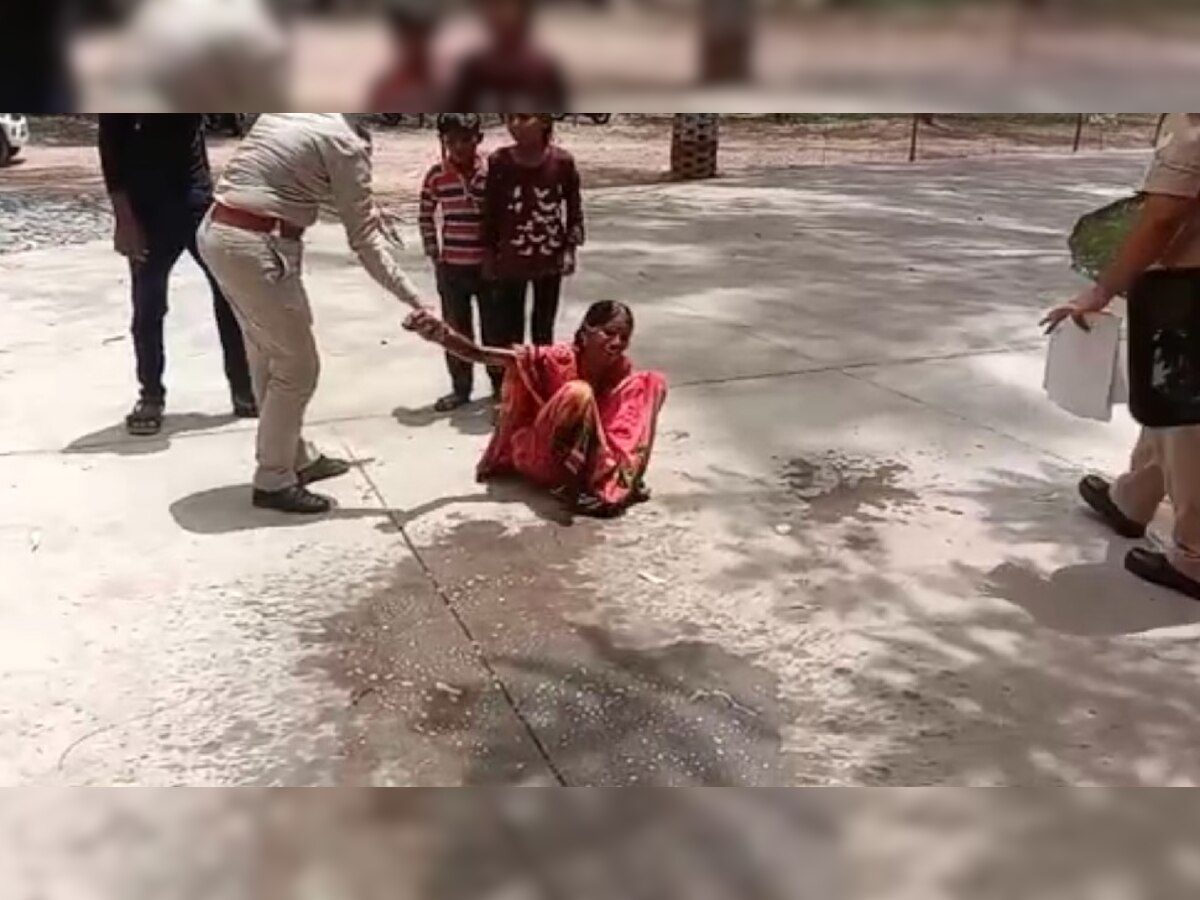 महिला ने थाने में की आत्मदाह की कोशिश, पुलिस की सूझबूझ से बची जान