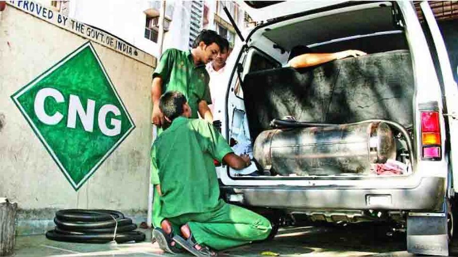 जनता पर महंगाई की मार, एक बार फिर बढ़े CNG के दाम