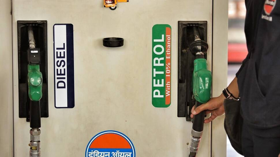 Petrol Diesel Price: घटी पेट्रोल और डीजल की कीमतें; अब इस दाम पर मिलेगा ईंधन Petrol Diesel Price: घटी पेट्रोल और डीजल की कीमतें; अब इस दाम पर मिलेगा ईंधन