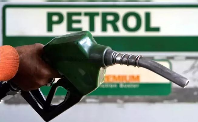 Petrol Diesel Price: जनता को डबल राहत, केंद्र के बाद इन दो राज्यों ने भी पेट्रोल-डीजल पर घटाया टैक्स