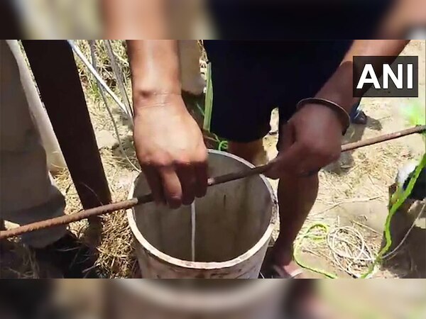 बोरेवेल की माप लेते NDRF के सदस्य 