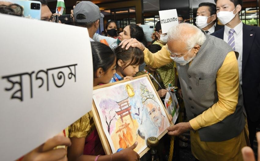 टोक्यो में PM Modi का शानदार स्वागत, मोदी ने बच्चों को दिया ऑटोग्राफ
