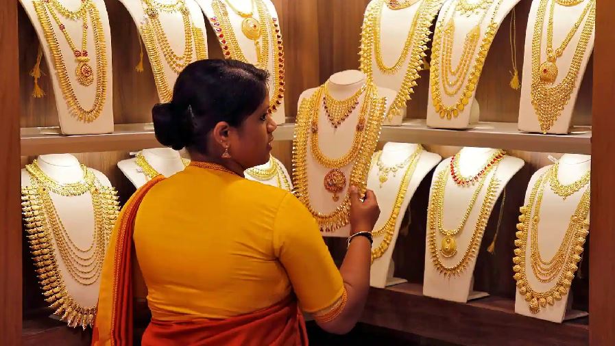 Gold Price: बाजार में 8,250 रुपये सस्ता बिक रहा सोना, जानिए सोने का ताजा भाव