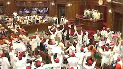 बजट सत्र रहा हंगामेदार, सपा ने मचाया हल्ला, राज्यपाल के अभिभाषण का भी हुआ विरोध