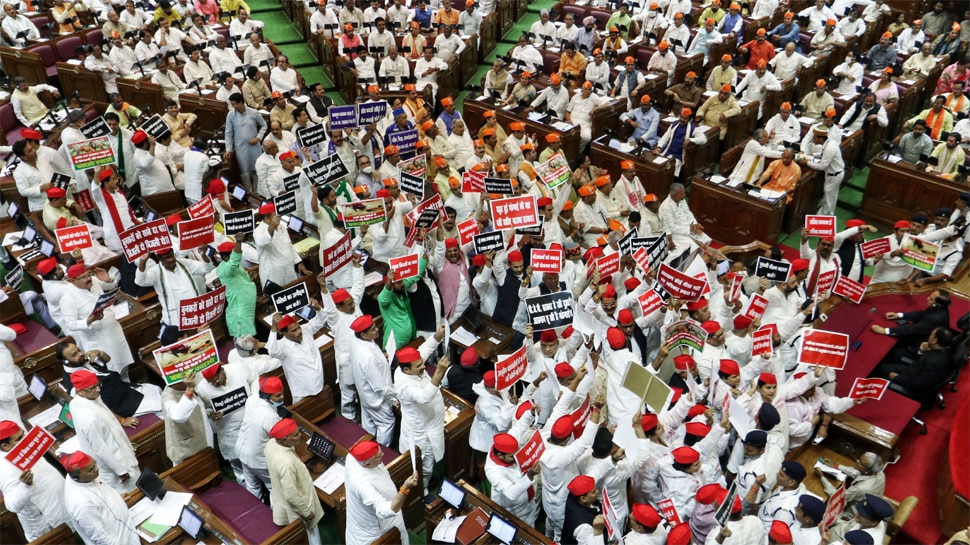 UP Assembly: सपा की लाल टोपी के जवाब में BJP विधायकों ने पहनी भगवा टोपी, ऐसा था विधान सभा का नजारा