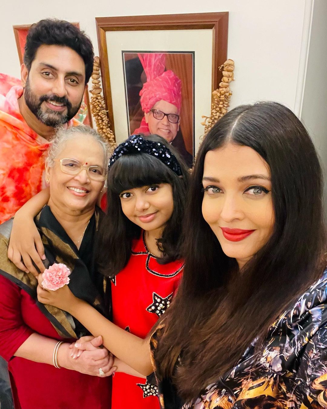 bachchan bahu Aishwarya Rai party hard with husband ahishek bachchan for  this reason Aishwarya abhishek party inside photos | Aishwarya Rai Party  Photos: ऐश्वर्या राय ने पति अभिषेक बच्चन के साथ मनाया