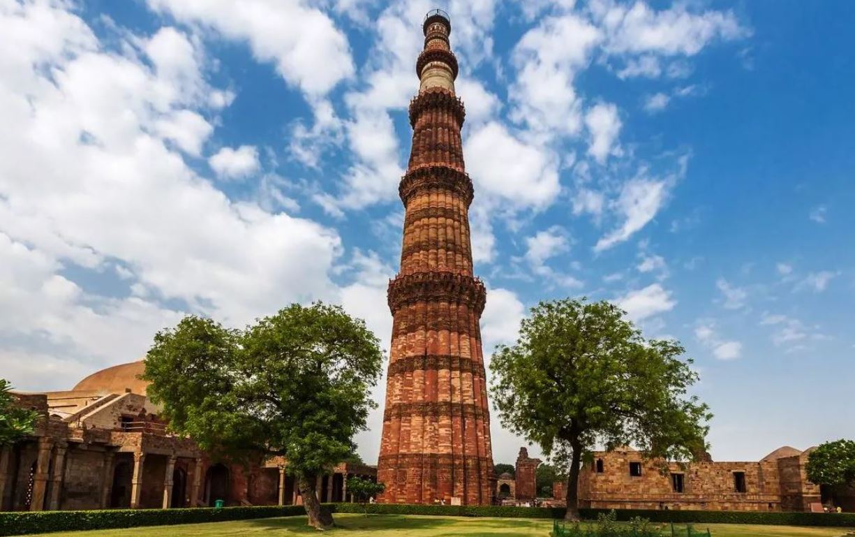 कुतुब मीनार में मस्जिद या मंदिर? विवाद पर साकेत कोर्ट में सुनवाई आज