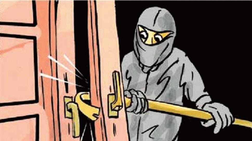 20 लाख का माल चुराने के बाद चोरों ने घर में लिखा हैरान करने वाला संदेश 20 लाख का माल चुराने के बाद चोरों ने घर में लिखा हैरान करने वाला संदेश