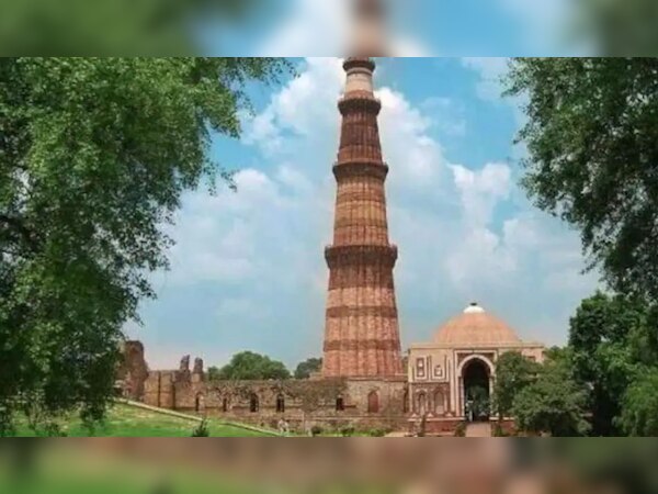 कुतुब मीनार की मुगलिया मस्जिद में नमाज़ पढ़ने का दावा कितना मज़बूत? क्या हैं इसके कानूनी पहलू