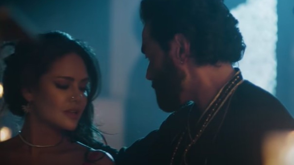Aashram 3 Superbold actress Esha Gupta break all intimate scenes limits  with Baba Nirala aka Bobby Deol in trailer 5 scenes | Esha Gupta Bold in  Aashram 3: ट्रेलर में ईशा गुप्ता