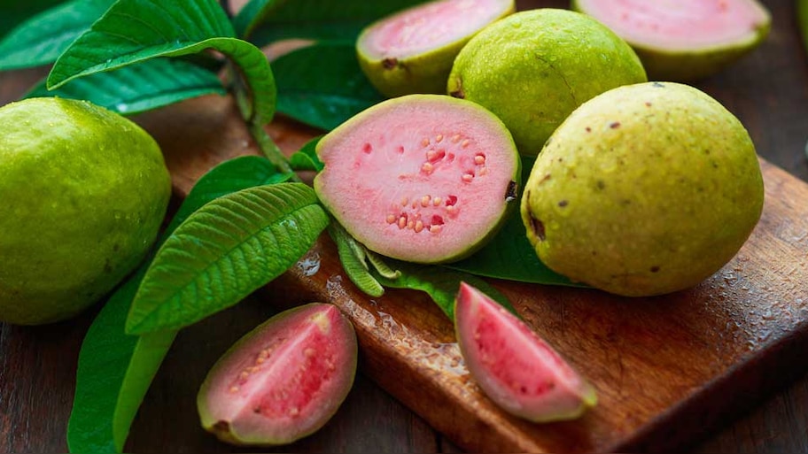 Guava benefits: मर्दों के लिए लाजवाब चीज है अमरूद; शादीशुदा पुरुष ऐसे करें सेवन