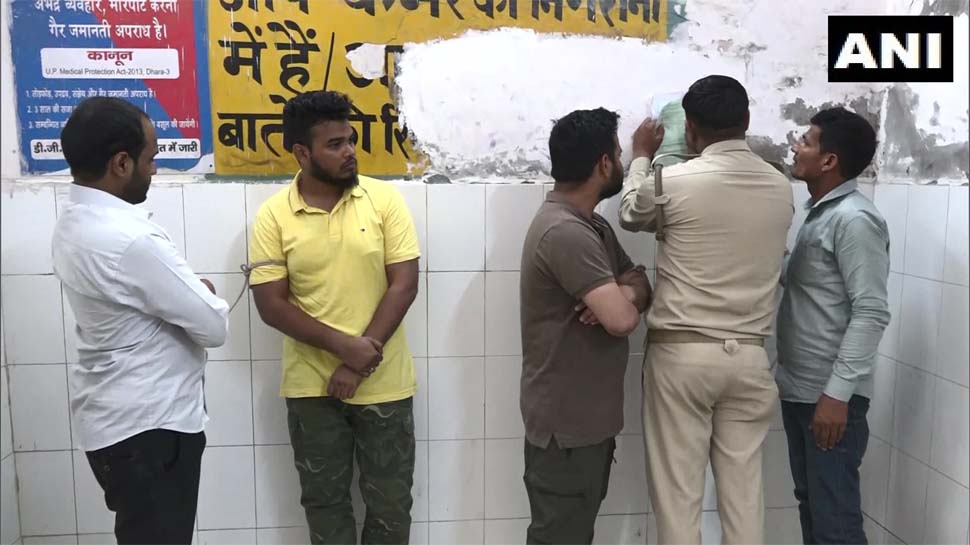 ताजमहल परिसर में नमाज पढ़ने पर पुलिस ने चार पर्यटकों को किया गिरफ्तार ताजमहल परिसर में नमाज पढ़ने पर पुलिस ने चार पर्यटकों को किया गिरफ्तार
