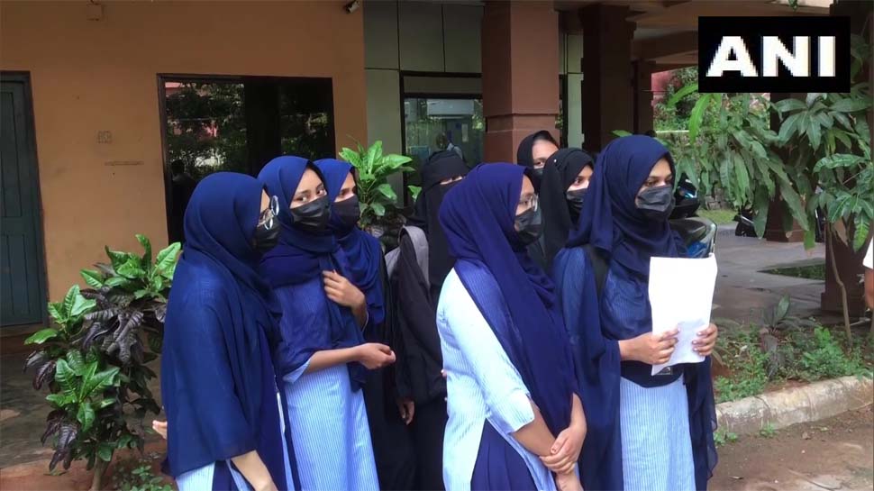 परीक्षा हॉल में छात्राओं के हिजाब लगाकर आने पर बवाल; विरोध-प्रदर्शन की धमकी परीक्षा हॉल में छात्राओं के हिजाब लगाकर आने पर बवाल; विरोध-प्रदर्शन की धमकी