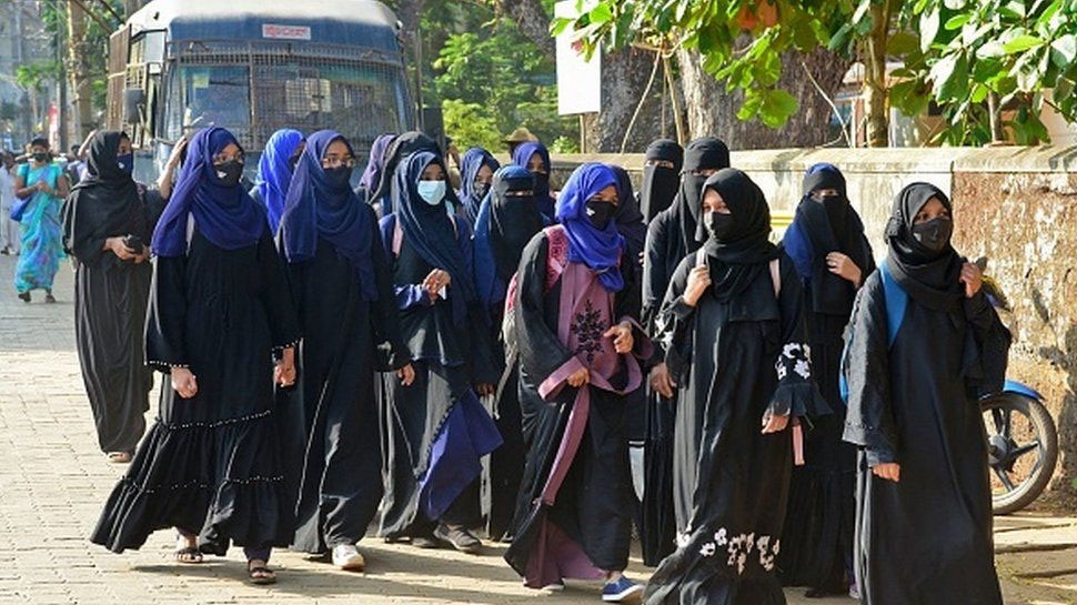 Karnataka Hijab Row: कर्नाटक में थमा नहीं हिजाब विवाद, अब मंगलुरु यूनिवर्सिटी में शुरू हुआ ताजा बवाल
