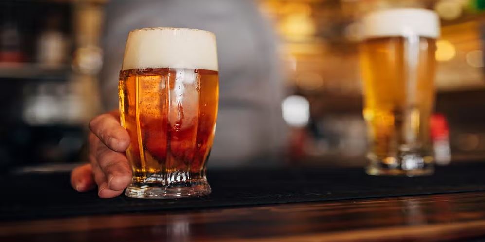 Beer: यहां पेशाब से बनी बीयर पी रहे लोग, जानिए क्या है मजबूरी