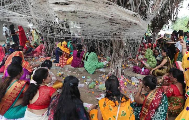 Vat Savitri Vrat 2022 know how to do mother in law puja in this day suhag ki thali bayna vidhi and ritual | Vat Savitri Vrat 2022: वट सावित्री व्रत में सास