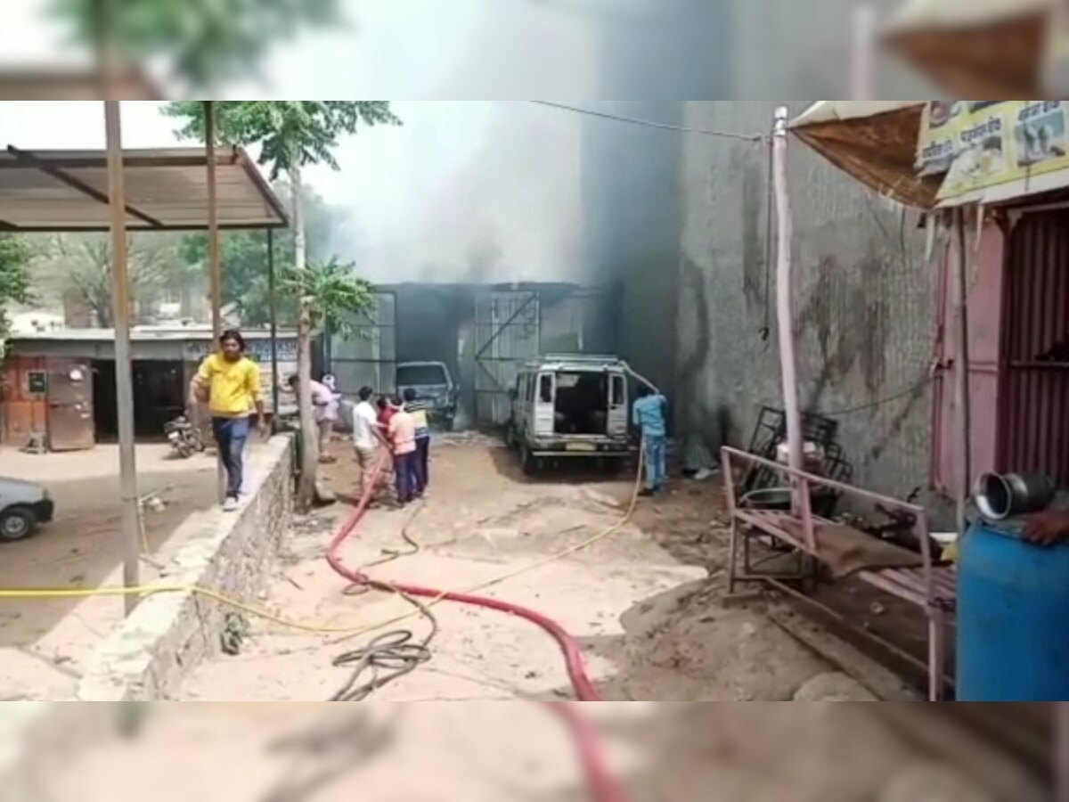 शाहपुरा में सिलेंडर फटने से लगी आग, दो गाड़ियां जलकर हुई खाक, मेकेनिक झुलसा